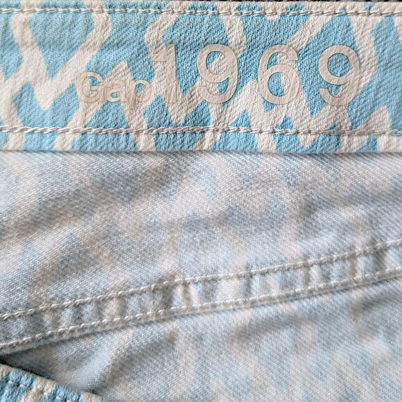 GAP Summer Cut-Off Denim Shorts in Dockside Blue | 26" (2) - Picture 5 of 6